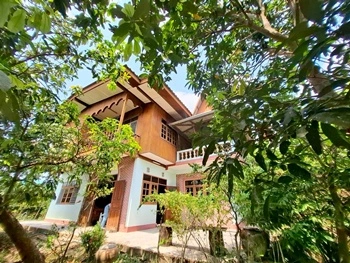 ขายด่วน! ที่ดินพร้อมบ้านสวนริมน้ำ บ้านครึ่งตึกครึ่งไม้ สุดคลาสสิก ทำเลทอง ต.วัดเพลง จ.ราชบุรี ราคา 15,000,000 บาท