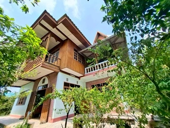 ขายด่วน! ที่ดินพร้อมบ้านสวนริมน้ำ บ้านครึ่งตึกครึ่งไม้ สุดคลาสสิก ทำเลทอง ต.วัดเพลง จ.ราชบุรี ราคา 15,000,000 บาท