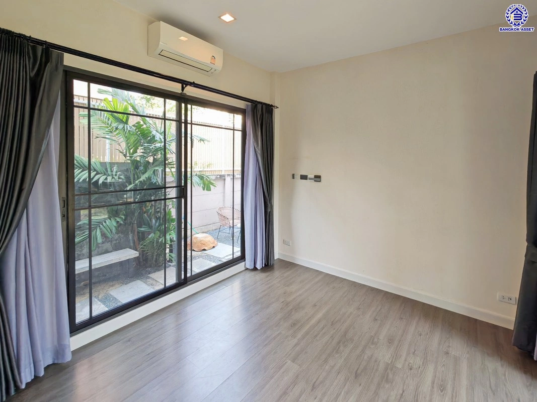 บ้านมือสอง โครงการ บางกอก บูเลอวาร์ด สาทร-ปิ่นเกล้า จาก SC ASSET เนื้อที่ 75.8 ตร.ว. พื้นที่ใช้สอย 250 ตร.ม. ฟังก์ชัน 4 ห้องนอน 3 ห้องน้ำ จอดรถได้ 2 คัน บนทำเลใจกลางราชพฤกษ์ ใกล้ห้างเซ็นทรัล เวสต์วิลล์, ทางพิเศษประจิมรัถยา พร้อมเชื่อมสู่สาทร-ปิ่นเกล้า ได้อย่างรวดเร็ว