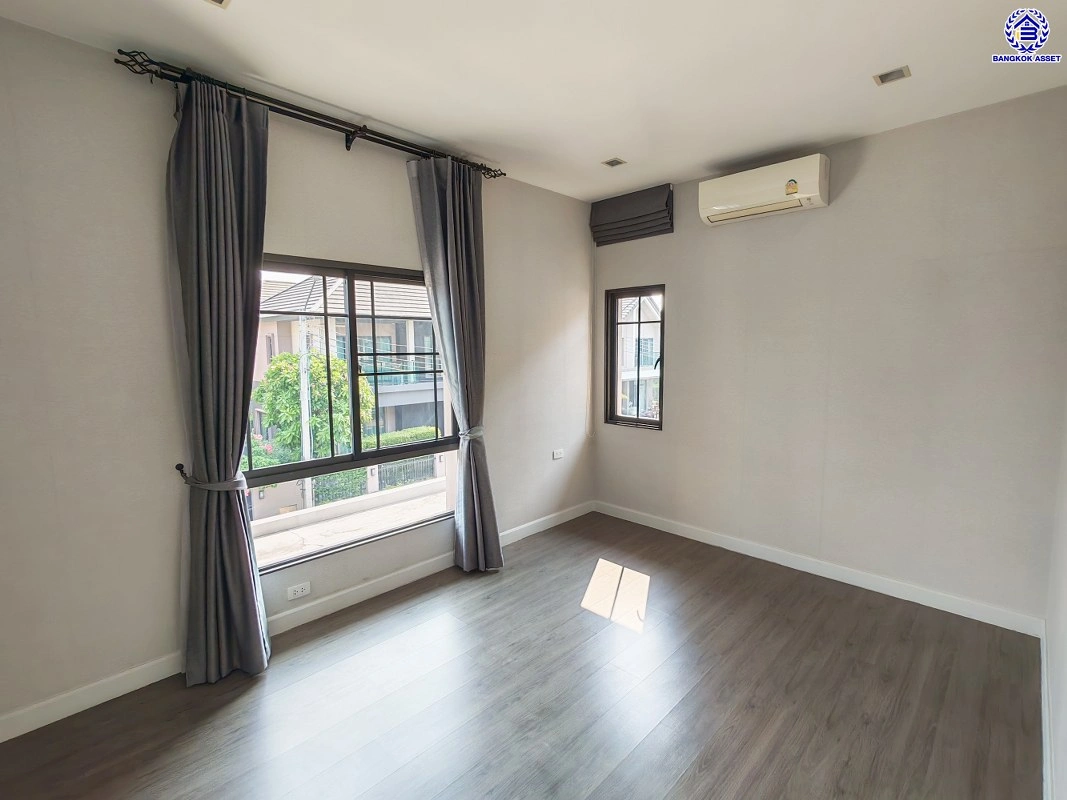 บ้านมือสอง โครงการ บางกอก บูเลอวาร์ด สาทร-ปิ่นเกล้า จาก SC ASSET เนื้อที่ 75.8 ตร.ว. พื้นที่ใช้สอย 250 ตร.ม. ฟังก์ชัน 4 ห้องนอน 3 ห้องน้ำ จอดรถได้ 2 คัน บนทำเลใจกลางราชพฤกษ์ ใกล้ห้างเซ็นทรัล เวสต์วิลล์, ทางพิเศษประจิมรัถยา พร้อมเชื่อมสู่สาทร-ปิ่นเกล้า ได้อย่างรวดเร็ว