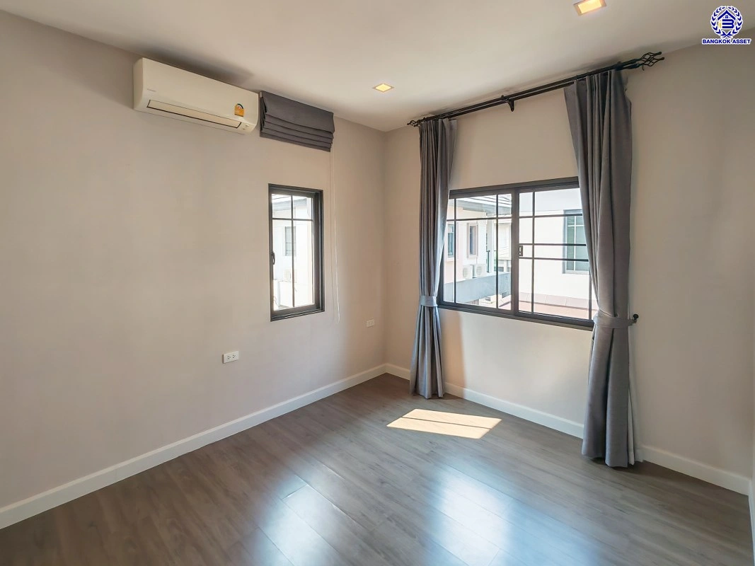 บ้านมือสอง โครงการ บางกอก บูเลอวาร์ด สาทร-ปิ่นเกล้า จาก SC ASSET เนื้อที่ 75.8 ตร.ว. พื้นที่ใช้สอย 250 ตร.ม. ฟังก์ชัน 4 ห้องนอน 3 ห้องน้ำ จอดรถได้ 2 คัน บนทำเลใจกลางราชพฤกษ์ ใกล้ห้างเซ็นทรัล เวสต์วิลล์, ทางพิเศษประจิมรัถยา พร้อมเชื่อมสู่สาทร-ปิ่นเกล้า ได้อย่างรวดเร็ว