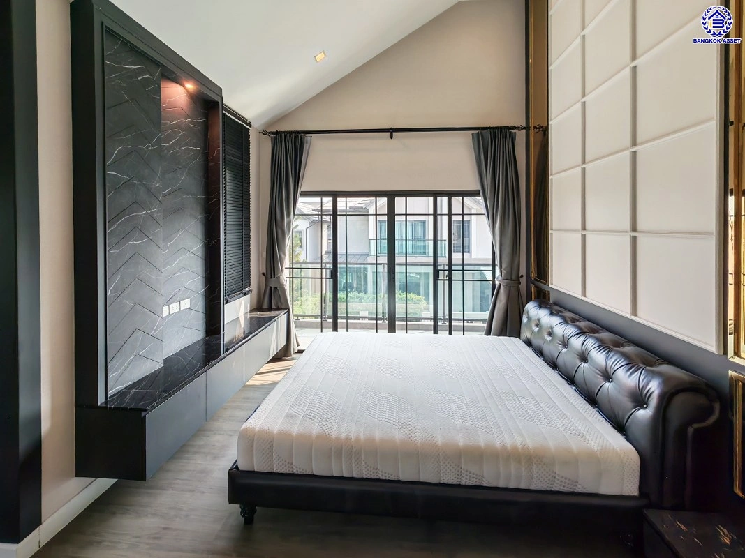 บ้านมือสอง โครงการ บางกอก บูเลอวาร์ด สาทร-ปิ่นเกล้า จาก SC ASSET เนื้อที่ 75.8 ตร.ว. พื้นที่ใช้สอย 250 ตร.ม. ฟังก์ชัน 4 ห้องนอน 3 ห้องน้ำ จอดรถได้ 2 คัน บนทำเลใจกลางราชพฤกษ์ ใกล้ห้างเซ็นทรัล เวสต์วิลล์, ทางพิเศษประจิมรัถยา พร้อมเชื่อมสู่สาทร-ปิ่นเกล้า ได้อย่างรวดเร็ว