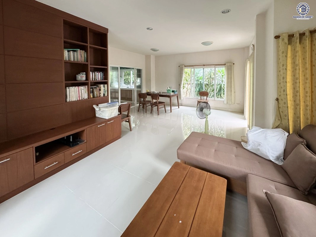 บ้านมือสอง คุณภาพจาก Property Perfect โครงการ เพอร์เฟคเพลส ราชพฤกษ์ ติดถนนราชพฤกษ์ เชื่อมต่อถนนรัตนาธิเบศร์ ใกล้รถไฟฟ้าสายสีม่วง "สถานีบางรักน้อยท่าอิฐ" ทางด่วน "กาญจนาภิเษก" และเซ็นทรัล เวสต์วิลล์ บนเนื้อที่ 59.5 ตร.ว. พื้นที่ใช้สอย 200 ตร.ม. 3 ห้องนอน 3 ห้องน้ำ จอดรถได้ 2 คัน