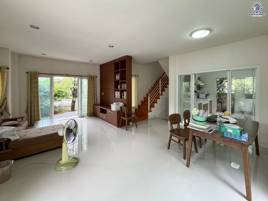 บ้านมือสอง คุณภาพจาก Property Perfect โครงการ เพอร์เฟคเพลส ราชพฤกษ์ ติดถนนราชพฤกษ์ เชื่อมต่อถนนรัตนาธิเบศร์ ใกล้รถไฟฟ้าสายสีม่วง "สถานีบางรักน้อยท่าอิฐ" ทางด่วน "กาญจนาภิเษก" และเซ็นทรัล เวสต์วิลล์ บนเนื้อที่ 59.5 ตร.ว. พื้นที่ใช้สอย 200 ตร.ม. 3 ห้องนอน 3 ห้องน้ำ จอดรถได้ 2 คัน