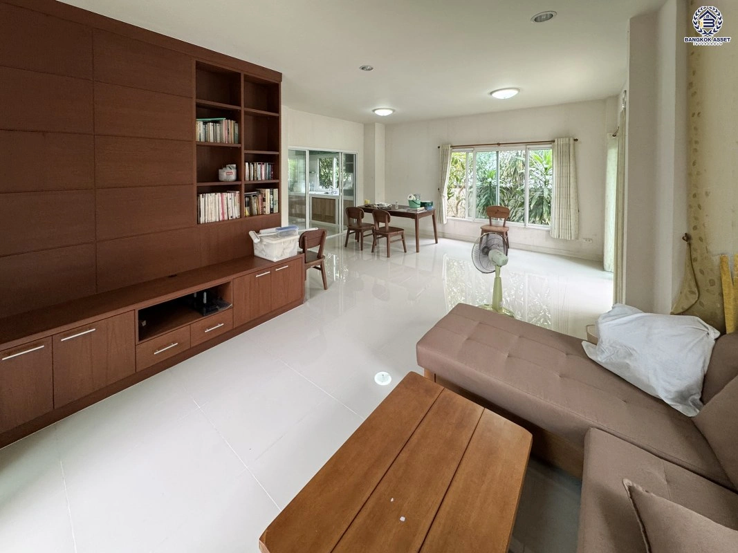บ้านมือสอง คุณภาพจาก Property Perfect โครงการ เพอร์เฟคเพลส ราชพฤกษ์ ติดถนนราชพฤกษ์ เชื่อมต่อถนนรัตนาธิเบศร์ ใกล้รถไฟฟ้าสายสีม่วง "สถานีบางรักน้อยท่าอิฐ" ทางด่วน "กาญจนาภิเษก" และเซ็นทรัล เวสต์วิลล์ บนเนื้อที่ 59.5 ตร.ว. พื้นที่ใช้สอย 200 ตร.ม. 3 ห้องนอน 3 ห้องน้ำ จอดรถได้ 2 คัน