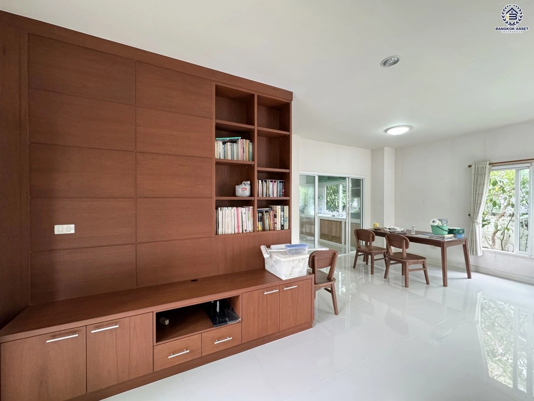 บ้านมือสอง คุณภาพจาก Property Perfect โครงการ เพอร์เฟคเพลส ราชพฤกษ์ ติดถนนราชพฤกษ์ เชื่อมต่อถนนรัตนาธิเบศร์ ใกล้รถไฟฟ้าสายสีม่วง "สถานีบางรักน้อยท่าอิฐ" ทางด่วน "กาญจนาภิเษก" และเซ็นทรัล เวสต์วิลล์ บนเนื้อที่ 59.5 ตร.ว. พื้นที่ใช้สอย 200 ตร.ม. 3 ห้องนอน 3 ห้องน้ำ จอดรถได้ 2 คัน