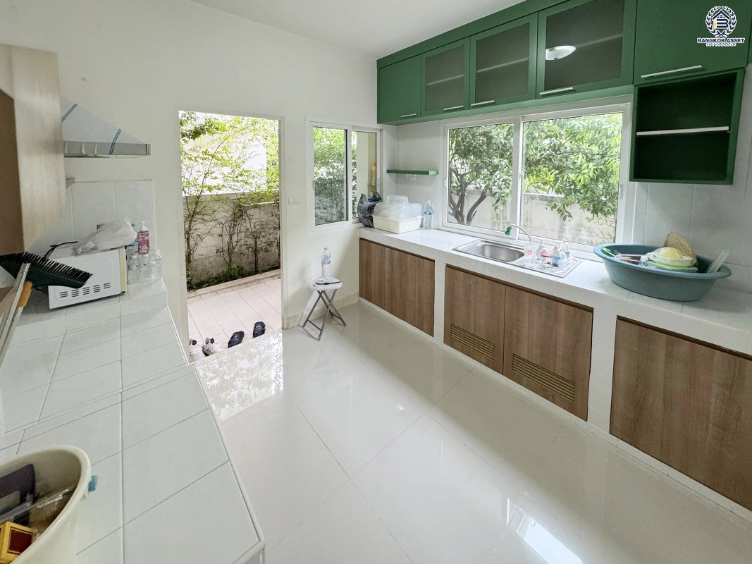 บ้านมือสอง คุณภาพจาก Property Perfect โครงการ เพอร์เฟคเพลส ราชพฤกษ์ ติดถนนราชพฤกษ์ เชื่อมต่อถนนรัตนาธิเบศร์ ใกล้รถไฟฟ้าสายสีม่วง "สถานีบางรักน้อยท่าอิฐ" ทางด่วน "กาญจนาภิเษก" และเซ็นทรัล เวสต์วิลล์ บนเนื้อที่ 59.5 ตร.ว. พื้นที่ใช้สอย 200 ตร.ม. 3 ห้องนอน 3 ห้องน้ำ จอดรถได้ 2 คัน