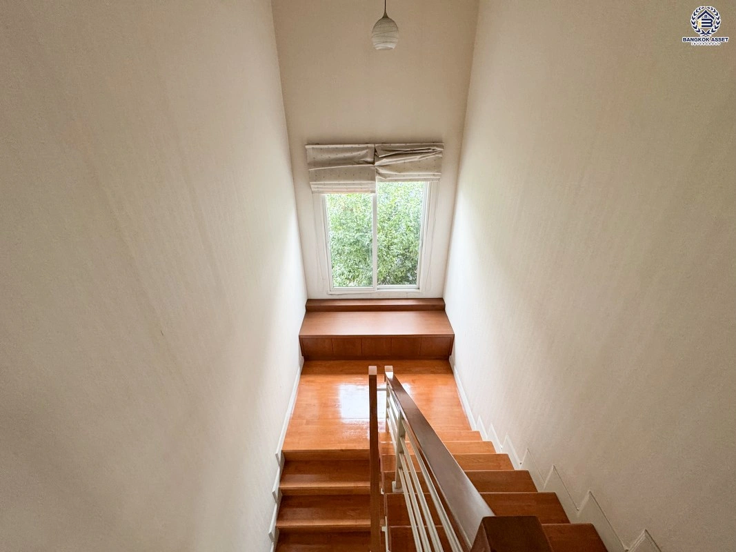 บ้านมือสอง คุณภาพจาก Property Perfect โครงการ เพอร์เฟคเพลส ราชพฤกษ์ ติดถนนราชพฤกษ์ เชื่อมต่อถนนรัตนาธิเบศร์ ใกล้รถไฟฟ้าสายสีม่วง "สถานีบางรักน้อยท่าอิฐ" ทางด่วน "กาญจนาภิเษก" และเซ็นทรัล เวสต์วิลล์ บนเนื้อที่ 59.5 ตร.ว. พื้นที่ใช้สอย 200 ตร.ม. 3 ห้องนอน 3 ห้องน้ำ จอดรถได้ 2 คัน