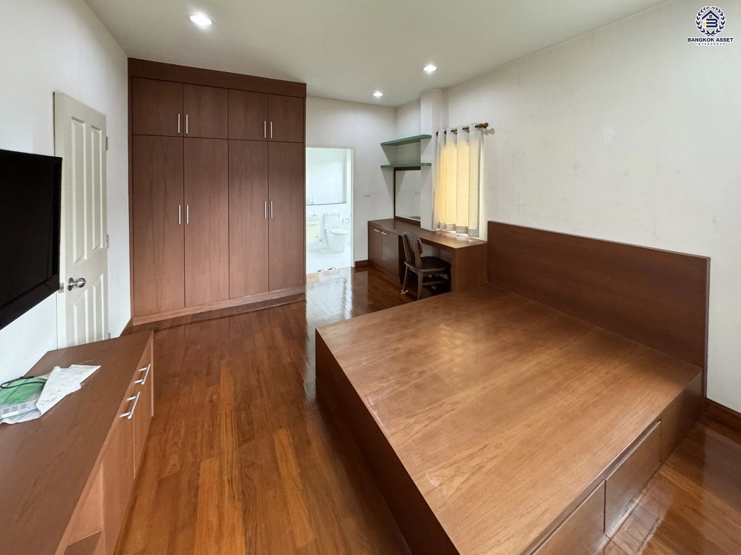 บ้านมือสอง คุณภาพจาก Property Perfect โครงการ เพอร์เฟคเพลส ราชพฤกษ์ ติดถนนราชพฤกษ์ เชื่อมต่อถนนรัตนาธิเบศร์ ใกล้รถไฟฟ้าสายสีม่วง "สถานีบางรักน้อยท่าอิฐ" ทางด่วน "กาญจนาภิเษก" และเซ็นทรัล เวสต์วิลล์ บนเนื้อที่ 59.5 ตร.ว. พื้นที่ใช้สอย 200 ตร.ม. 3 ห้องนอน 3 ห้องน้ำ จอดรถได้ 2 คัน