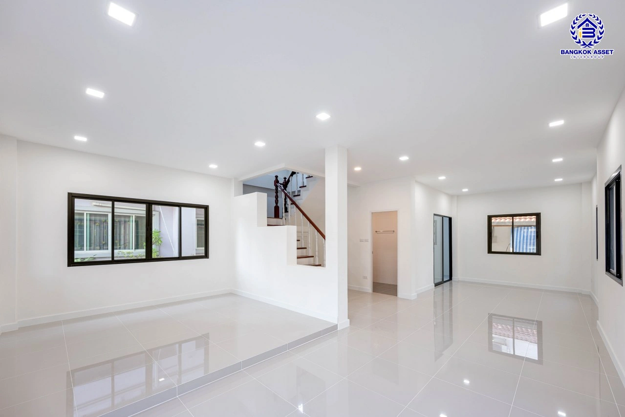 บ้านรีโนเวทใหม่ โครงการ ร่มไทรการ์เด้นวิลล์ บ้านเดี่ยว 2 ชั้น 3 ห้องนอน 2 ห้องน้ำ จอด 1 คัน พื้นที่ใช้สอย 162 ตร.ม. บนที่ดิน 50.0 ตร.ว. ทำเล บางบอน กรุงเทพมหานคร ใกล้ทางพิเศษกาญจนาภิเษก ออกแบบใหม่ทุกหลังโดยสถาปนิก พร้อมเข้าอยู่