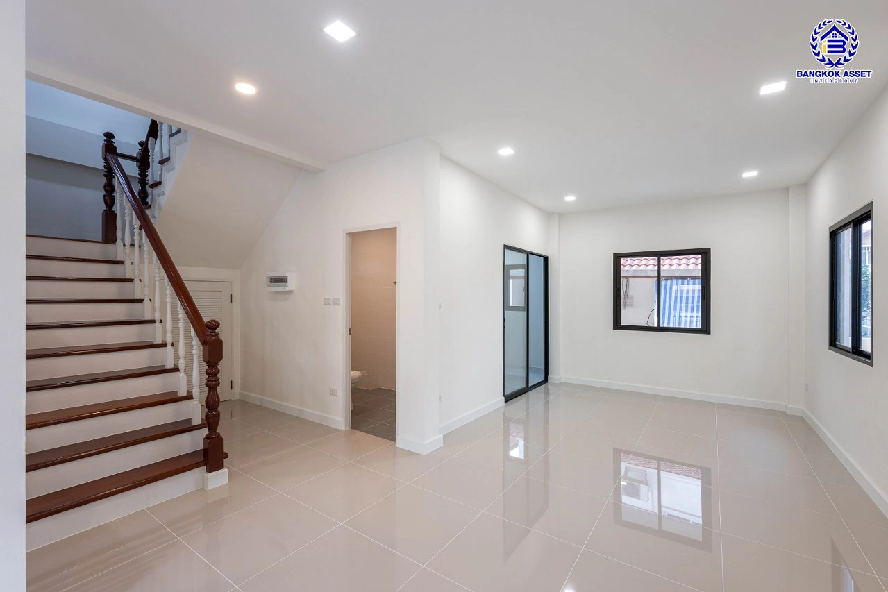 บ้านรีโนเวทใหม่ โครงการ ร่มไทรการ์เด้นวิลล์ บ้านเดี่ยว 2 ชั้น 3 ห้องนอน 2 ห้องน้ำ จอด 1 คัน พื้นที่ใช้สอย 162 ตร.ม. บนที่ดิน 50.0 ตร.ว. ทำเล บางบอน กรุงเทพมหานคร ใกล้ทางพิเศษกาญจนาภิเษก ออกแบบใหม่ทุกหลังโดยสถาปนิก พร้อมเข้าอยู่
