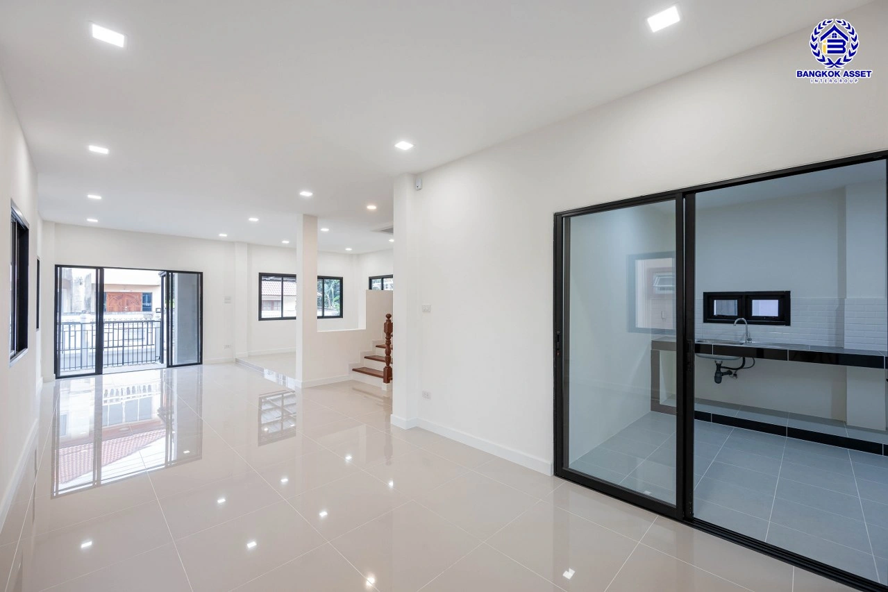 บ้านรีโนเวทใหม่ โครงการ ร่มไทรการ์เด้นวิลล์ บ้านเดี่ยว 2 ชั้น 3 ห้องนอน 2 ห้องน้ำ จอด 1 คัน พื้นที่ใช้สอย 162 ตร.ม. บนที่ดิน 50.0 ตร.ว. ทำเล บางบอน กรุงเทพมหานคร ใกล้ทางพิเศษกาญจนาภิเษก ออกแบบใหม่ทุกหลังโดยสถาปนิก พร้อมเข้าอยู่