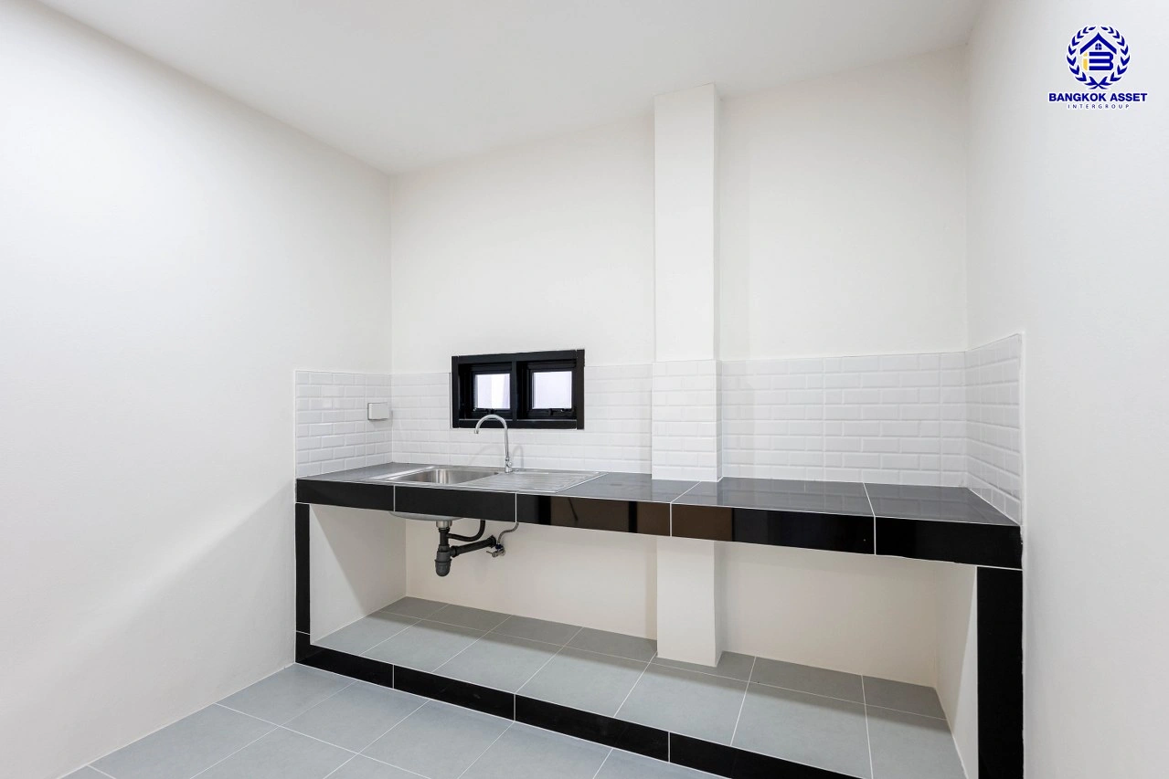 บ้านรีโนเวทใหม่ โครงการ ร่มไทรการ์เด้นวิลล์ บ้านเดี่ยว 2 ชั้น 3 ห้องนอน 2 ห้องน้ำ จอด 1 คัน พื้นที่ใช้สอย 162 ตร.ม. บนที่ดิน 50.0 ตร.ว. ทำเล บางบอน กรุงเทพมหานคร ใกล้ทางพิเศษกาญจนาภิเษก ออกแบบใหม่ทุกหลังโดยสถาปนิก พร้อมเข้าอยู่