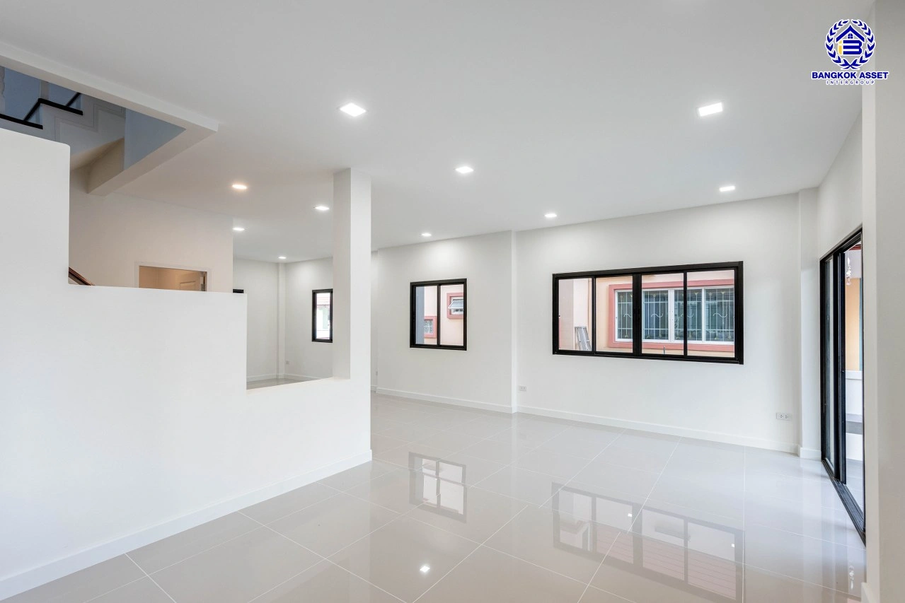 บ้านรีโนเวทใหม่ โครงการ ร่มไทรการ์เด้นวิลล์ บ้านเดี่ยว 2 ชั้น 3 ห้องนอน 2 ห้องน้ำ จอด 1 คัน พื้นที่ใช้สอย 162 ตร.ม. บนที่ดิน 50.0 ตร.ว. ทำเล บางบอน กรุงเทพมหานคร ใกล้ทางพิเศษกาญจนาภิเษก ออกแบบใหม่ทุกหลังโดยสถาปนิก พร้อมเข้าอยู่