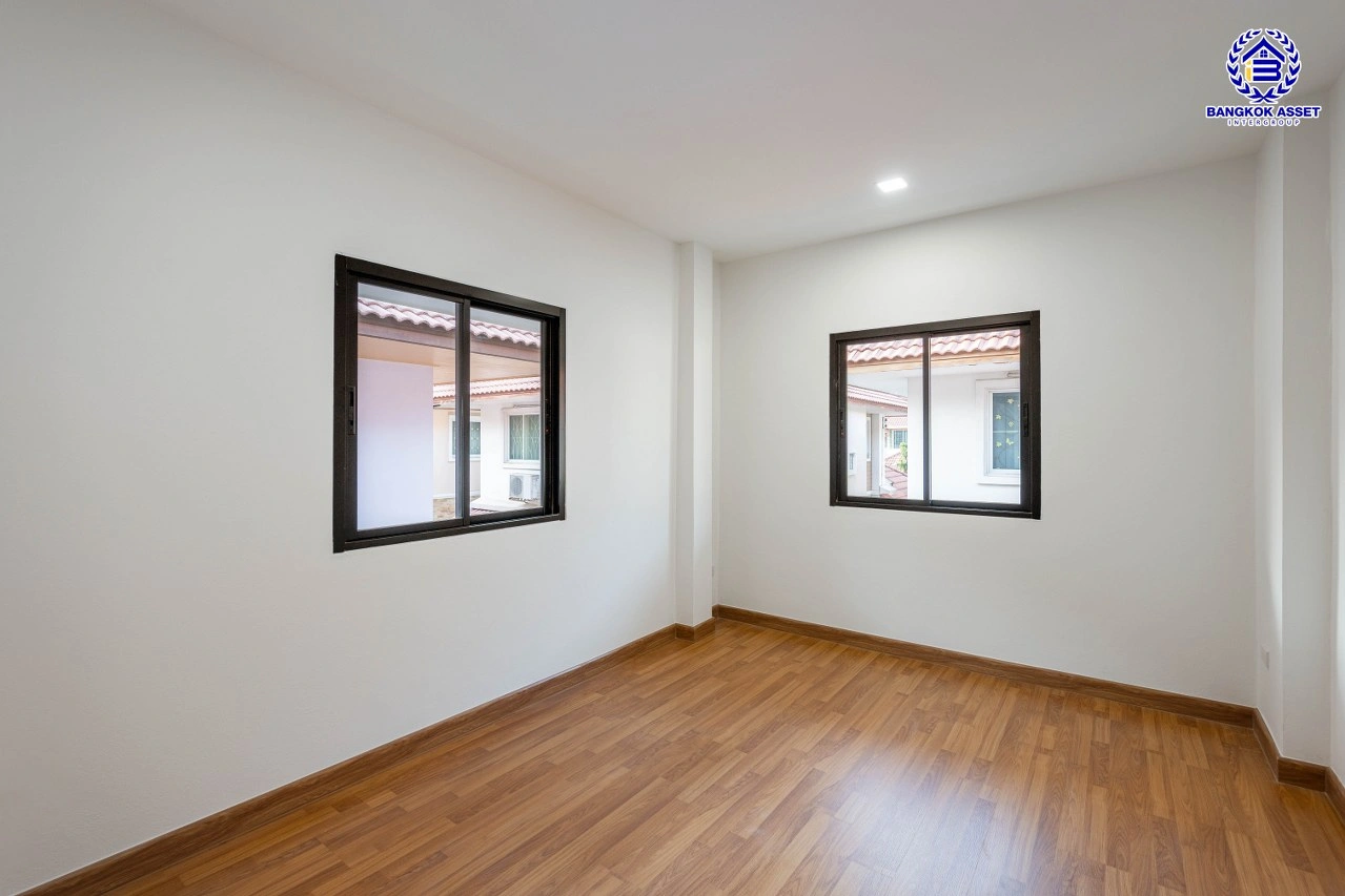 บ้านรีโนเวทใหม่ โครงการ ร่มไทรการ์เด้นวิลล์ บ้านเดี่ยว 2 ชั้น 3 ห้องนอน 2 ห้องน้ำ จอด 1 คัน พื้นที่ใช้สอย 162 ตร.ม. บนที่ดิน 50.0 ตร.ว. ทำเล บางบอน กรุงเทพมหานคร ใกล้ทางพิเศษกาญจนาภิเษก ออกแบบใหม่ทุกหลังโดยสถาปนิก พร้อมเข้าอยู่