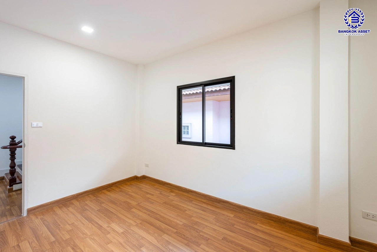 บ้านรีโนเวทใหม่ โครงการ ร่มไทรการ์เด้นวิลล์ บ้านเดี่ยว 2 ชั้น 3 ห้องนอน 2 ห้องน้ำ จอด 1 คัน พื้นที่ใช้สอย 162 ตร.ม. บนที่ดิน 50.0 ตร.ว. ทำเล บางบอน กรุงเทพมหานคร ใกล้ทางพิเศษกาญจนาภิเษก ออกแบบใหม่ทุกหลังโดยสถาปนิก พร้อมเข้าอยู่