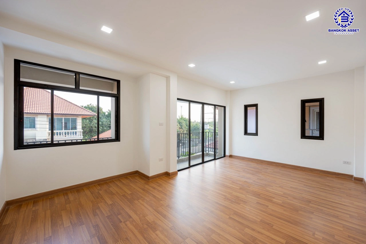 บ้านรีโนเวทใหม่ โครงการ ร่มไทรการ์เด้นวิลล์ บ้านเดี่ยว 2 ชั้น 3 ห้องนอน 2 ห้องน้ำ จอด 1 คัน พื้นที่ใช้สอย 162 ตร.ม. บนที่ดิน 50.0 ตร.ว. ทำเล บางบอน กรุงเทพมหานคร ใกล้ทางพิเศษกาญจนาภิเษก ออกแบบใหม่ทุกหลังโดยสถาปนิก พร้อมเข้าอยู่