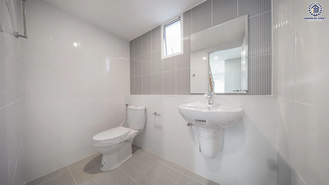 บ้านรีโนเวทใหม่ โครงการ เดอะแพลนท์ ราชพฤกษ์ หลังมุม เนื้อที่ 76.6 ตร.ว. พื้นที่ใช้สอย 215.07 ตร.ม. ฟังก์ชัน 4 ห้องนอน 3 ห้องน้ำ จอดรถได้ 2 คัน บนทำเลศักยภาพ เดินทางสะดวก ใกล้วงเวียนพระราม5, The Walk, ทางด่วน ศรีรัช และรถไฟฟ้าสายสีม่วง "สถานีบางรักใหญ่"
