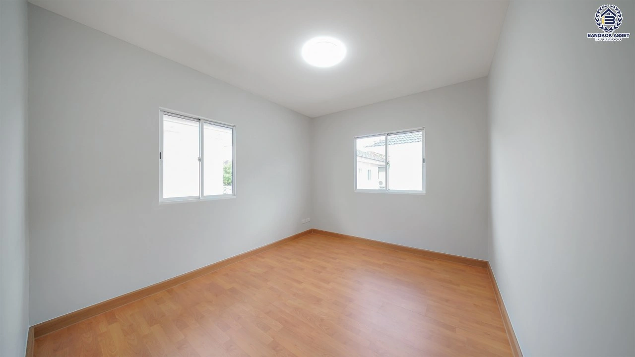 บ้านรีโนเวทใหม่ โครงการ เดอะแพลนท์ ราชพฤกษ์ หลังมุม เนื้อที่ 76.6 ตร.ว. พื้นที่ใช้สอย 215.07 ตร.ม. ฟังก์ชัน 4 ห้องนอน 3 ห้องน้ำ จอดรถได้ 2 คัน บนทำเลศักยภาพ เดินทางสะดวก ใกล้วงเวียนพระราม5, The Walk, ทางด่วน ศรีรัช และรถไฟฟ้าสายสีม่วง "สถานีบางรักใหญ่"