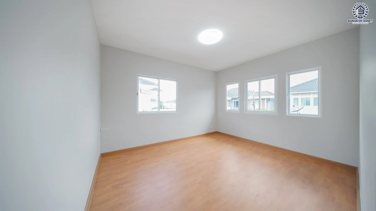 บ้านรีโนเวทใหม่ โครงการ เดอะแพลนท์ ราชพฤกษ์ หลังมุม เนื้อที่ 76.6 ตร.ว. พื้นที่ใช้สอย 215.07 ตร.ม. ฟังก์ชัน 4 ห้องนอน 3 ห้องน้ำ จอดรถได้ 2 คัน บนทำเลศักยภาพ เดินทางสะดวก ใกล้วงเวียนพระราม5, The Walk, ทางด่วน ศรีรัช และรถไฟฟ้าสายสีม่วง "สถานีบางรักใหญ่"