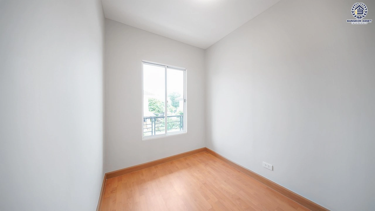 บ้านรีโนเวทใหม่ โครงการ เดอะแพลนท์ ราชพฤกษ์ หลังมุม เนื้อที่ 76.6 ตร.ว. พื้นที่ใช้สอย 215.07 ตร.ม. ฟังก์ชัน 4 ห้องนอน 3 ห้องน้ำ จอดรถได้ 2 คัน บนทำเลศักยภาพ เดินทางสะดวก ใกล้วงเวียนพระราม5, The Walk, ทางด่วน ศรีรัช และรถไฟฟ้าสายสีม่วง "สถานีบางรักใหญ่"