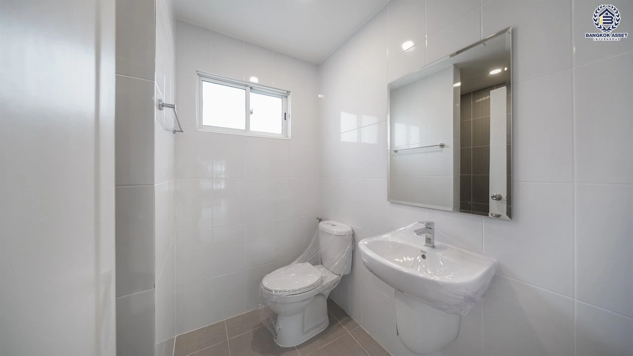 บ้านรีโนเวทใหม่ โครงการ เดอะแพลนท์ ราชพฤกษ์ หลังมุม เนื้อที่ 76.6 ตร.ว. พื้นที่ใช้สอย 215.07 ตร.ม. ฟังก์ชัน 4 ห้องนอน 3 ห้องน้ำ จอดรถได้ 2 คัน บนทำเลศักยภาพ เดินทางสะดวก ใกล้วงเวียนพระราม5, The Walk, ทางด่วน ศรีรัช และรถไฟฟ้าสายสีม่วง "สถานีบางรักใหญ่"