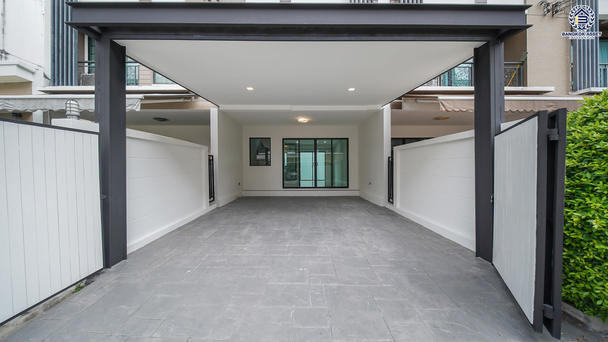 บ้านรีโนเวทใหม่ โครงการ บ้านกลางเมือง นวมินทร์ 42 ทาวน์เฮ้าส์ 3 ชั้น ตกแต่งใหม่ เนื้อที่ 20 ตร.ว. พื้นที่ใช้สอย 149 ตร.ม. 3 ห้องนอน 3 ห้องน้ำ จอดรถ 2 คัน ส่วนกลางครบ สระว่ายน้ำ ฟิตเนส คลับเฮ้าส์ ใกล้รถไฟฟ้าสายสีชมพู สถานีวงแหวนรามอินทรา, เซ็นทรัล อีสต์วิลล์ และทางด่วน  "ฉลองรัช"