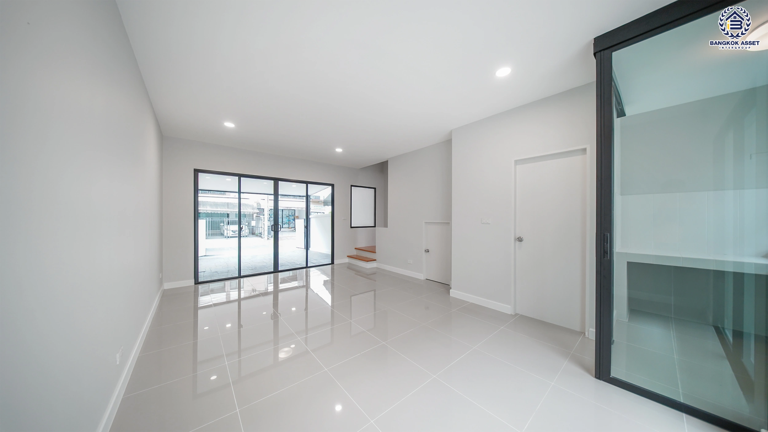 บ้านรีโนเวทใหม่ โครงการ บ้านกลางเมือง นวมินทร์ 42 ทาวน์เฮ้าส์ 3 ชั้น ตกแต่งใหม่ เนื้อที่ 20 ตร.ว. พื้นที่ใช้สอย 149 ตร.ม. 3 ห้องนอน 3 ห้องน้ำ จอดรถ 2 คัน ส่วนกลางครบ สระว่ายน้ำ ฟิตเนส คลับเฮ้าส์ ใกล้รถไฟฟ้าสายสีชมพู สถานีวงแหวนรามอินทรา, เซ็นทรัล อีสต์วิลล์ และทางด่วน  "ฉลองรัช"