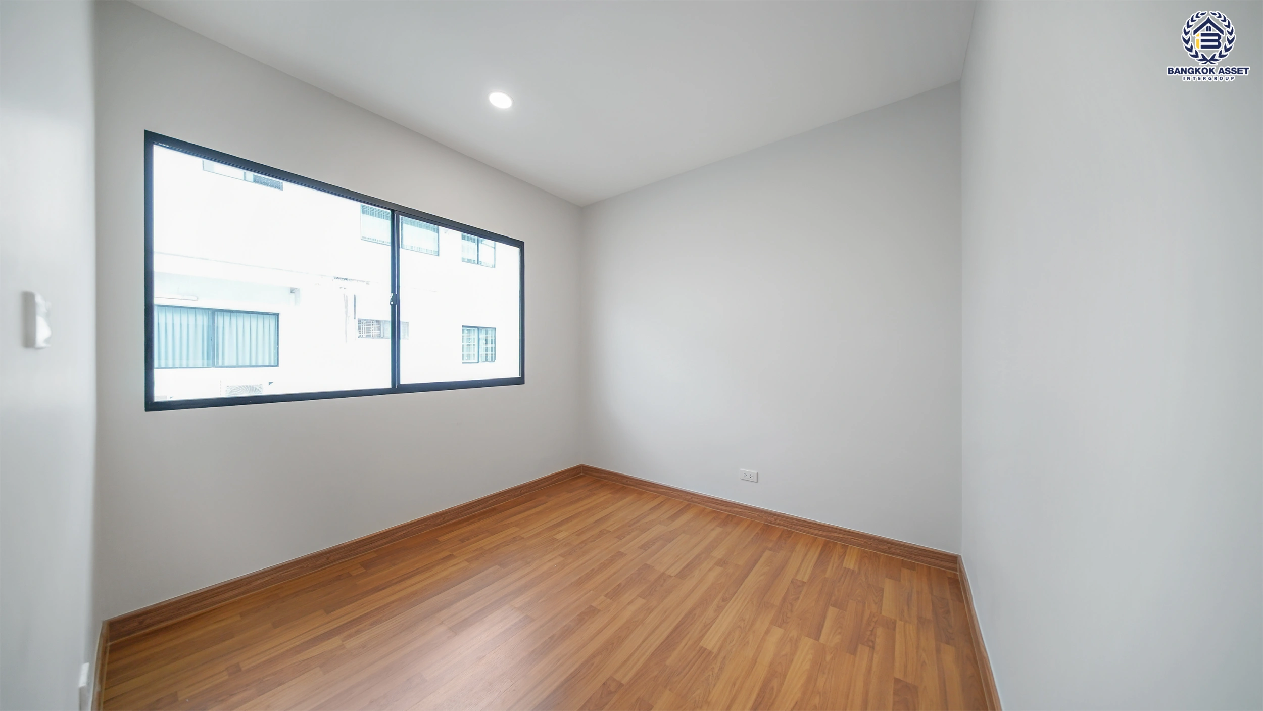 บ้านรีโนเวทใหม่ โครงการ บ้านกลางเมือง นวมินทร์ 42 ทาวน์เฮ้าส์ 3 ชั้น ตกแต่งใหม่ เนื้อที่ 20 ตร.ว. พื้นที่ใช้สอย 149 ตร.ม. 3 ห้องนอน 3 ห้องน้ำ จอดรถ 2 คัน ส่วนกลางครบ สระว่ายน้ำ ฟิตเนส คลับเฮ้าส์ ใกล้รถไฟฟ้าสายสีชมพู สถานีวงแหวนรามอินทรา, เซ็นทรัล อีสต์วิลล์ และทางด่วน  "ฉลองรัช"