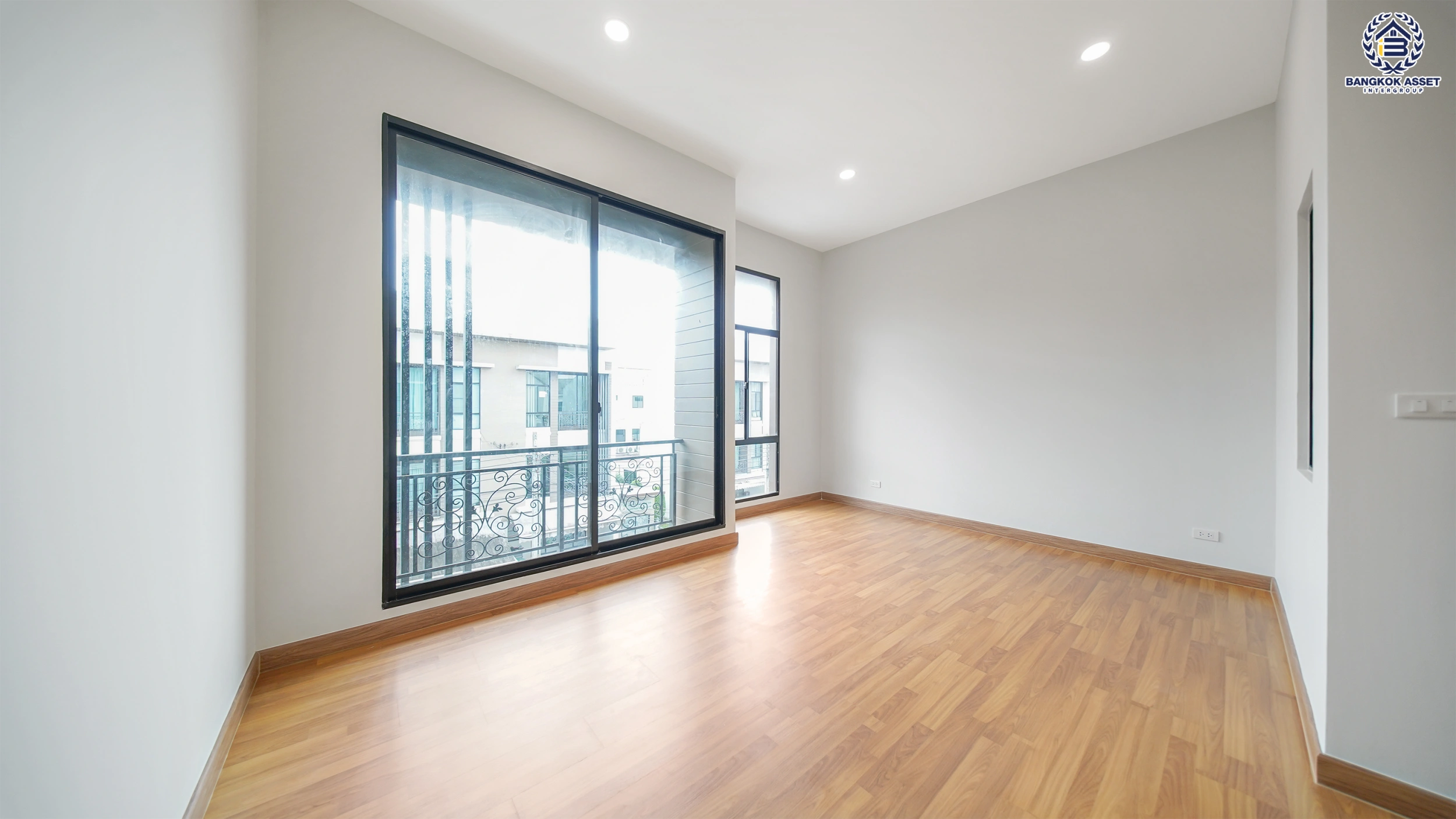 บ้านรีโนเวทใหม่ โครงการ บ้านกลางเมือง นวมินทร์ 42 ทาวน์เฮ้าส์ 3 ชั้น ตกแต่งใหม่ เนื้อที่ 20 ตร.ว. พื้นที่ใช้สอย 149 ตร.ม. 3 ห้องนอน 3 ห้องน้ำ จอดรถ 2 คัน ส่วนกลางครบ สระว่ายน้ำ ฟิตเนส คลับเฮ้าส์ ใกล้รถไฟฟ้าสายสีชมพู สถานีวงแหวนรามอินทรา, เซ็นทรัล อีสต์วิลล์ และทางด่วน  "ฉลองรัช"