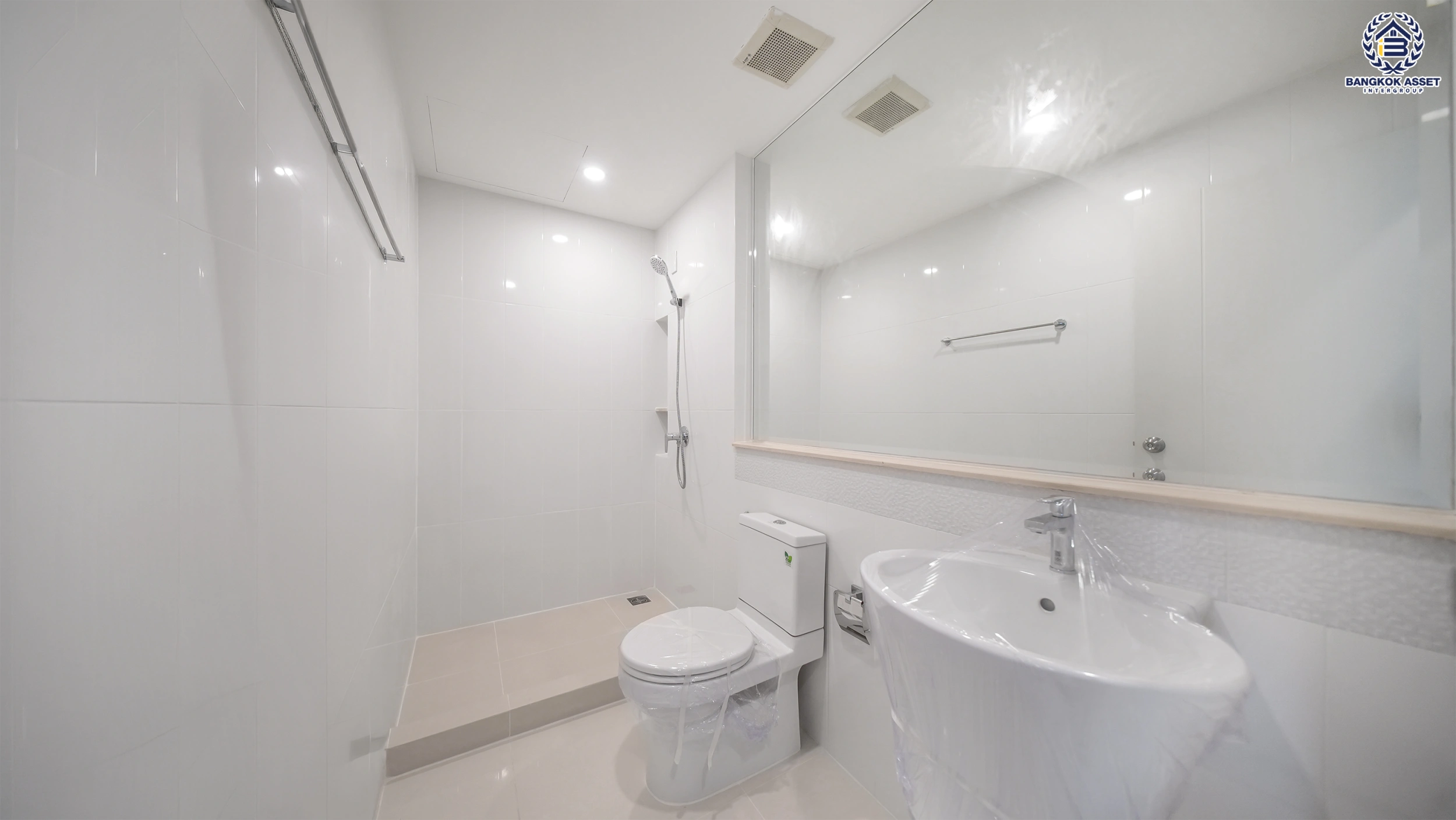 บ้านรีโนเวทใหม่ โครงการ บ้านกลางเมือง นวมินทร์ 42 ทาวน์เฮ้าส์ 3 ชั้น ตกแต่งใหม่ เนื้อที่ 20 ตร.ว. พื้นที่ใช้สอย 149 ตร.ม. 3 ห้องนอน 3 ห้องน้ำ จอดรถ 2 คัน ส่วนกลางครบ สระว่ายน้ำ ฟิตเนส คลับเฮ้าส์ ใกล้รถไฟฟ้าสายสีชมพู สถานีวงแหวนรามอินทรา, เซ็นทรัล อีสต์วิลล์ และทางด่วน  "ฉลองรัช"