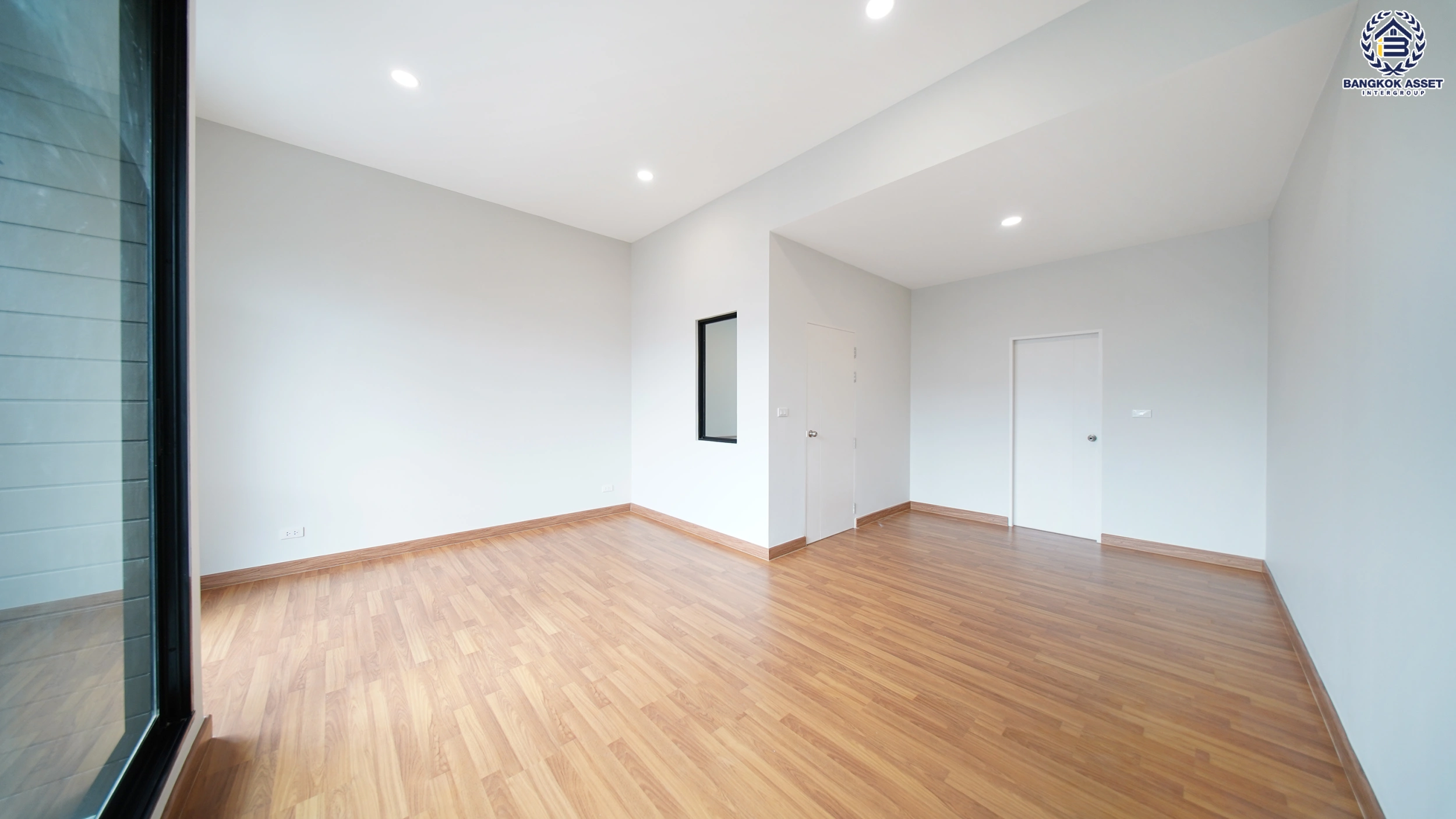 บ้านรีโนเวทใหม่ โครงการ บ้านกลางเมือง นวมินทร์ 42 ทาวน์เฮ้าส์ 3 ชั้น ตกแต่งใหม่ เนื้อที่ 20 ตร.ว. พื้นที่ใช้สอย 149 ตร.ม. 3 ห้องนอน 3 ห้องน้ำ จอดรถ 2 คัน ส่วนกลางครบ สระว่ายน้ำ ฟิตเนส คลับเฮ้าส์ ใกล้รถไฟฟ้าสายสีชมพู สถานีวงแหวนรามอินทรา, เซ็นทรัล อีสต์วิลล์ และทางด่วน  "ฉลองรัช"