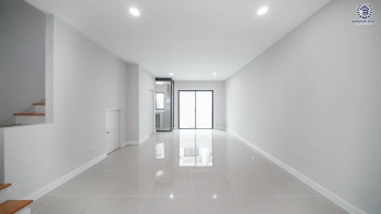 บ้านรีโนเวทใหม่ โครงการ บ้านกลางเมือง นวมินทร์ 42 ทาวน์เฮ้าส์ 3 ชั้น ตกแต่งใหม่ เนื้อที่ 20 ตร.ว. พื้นที่ใช้สอย 149 ตร.ม. 3 ห้องนอน 3 ห้องน้ำ จอดรถ 2 คัน ส่วนกลางครบ สระว่ายน้ำ ฟิตเนส คลับเฮ้าส์ ใกล้รถไฟฟ้าสายสีชมพู สถานีวงแหวนรามอินทรา, เซ็นทรัล อีสต์วิลล์ และทางด่วน  "ฉลองรัช"