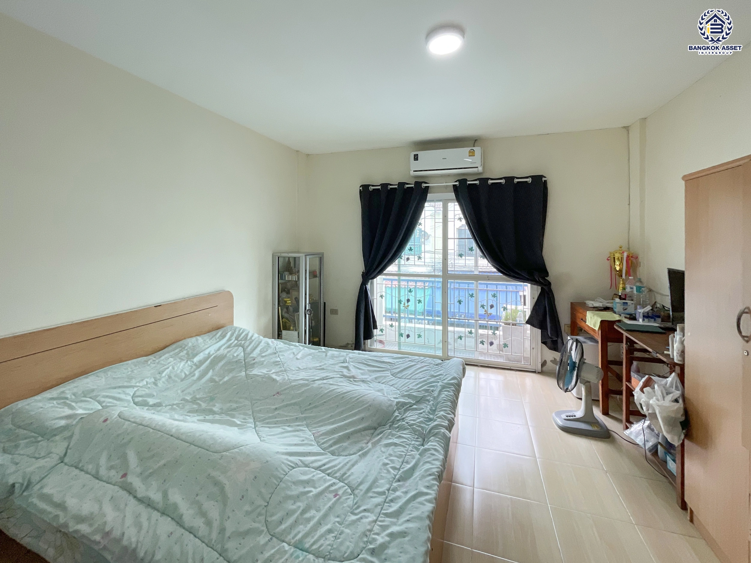 บ้านมือสอง โครงการ สวนหลวงวิลล์ 5 เขตประเวศ ทาวน์เฮ้าส์ 2 ชั้น พร้อมอยู่ บ้านหลังแรกในเมือง 2 ห้องนอน 2 ห้องน้ำ จอดรถ 1 คัน ครัวพร้อมเคาน์เตอร์ เหล็กดัดมุ้งลวดครบ ทำเลดีใกล้ถนนเฉลิมพระเกียรติ ร.9 ใกล้ซีคอนสแควร์ โรงพยาบาล และมหาวิทยาลัย เดินทางสะดวก