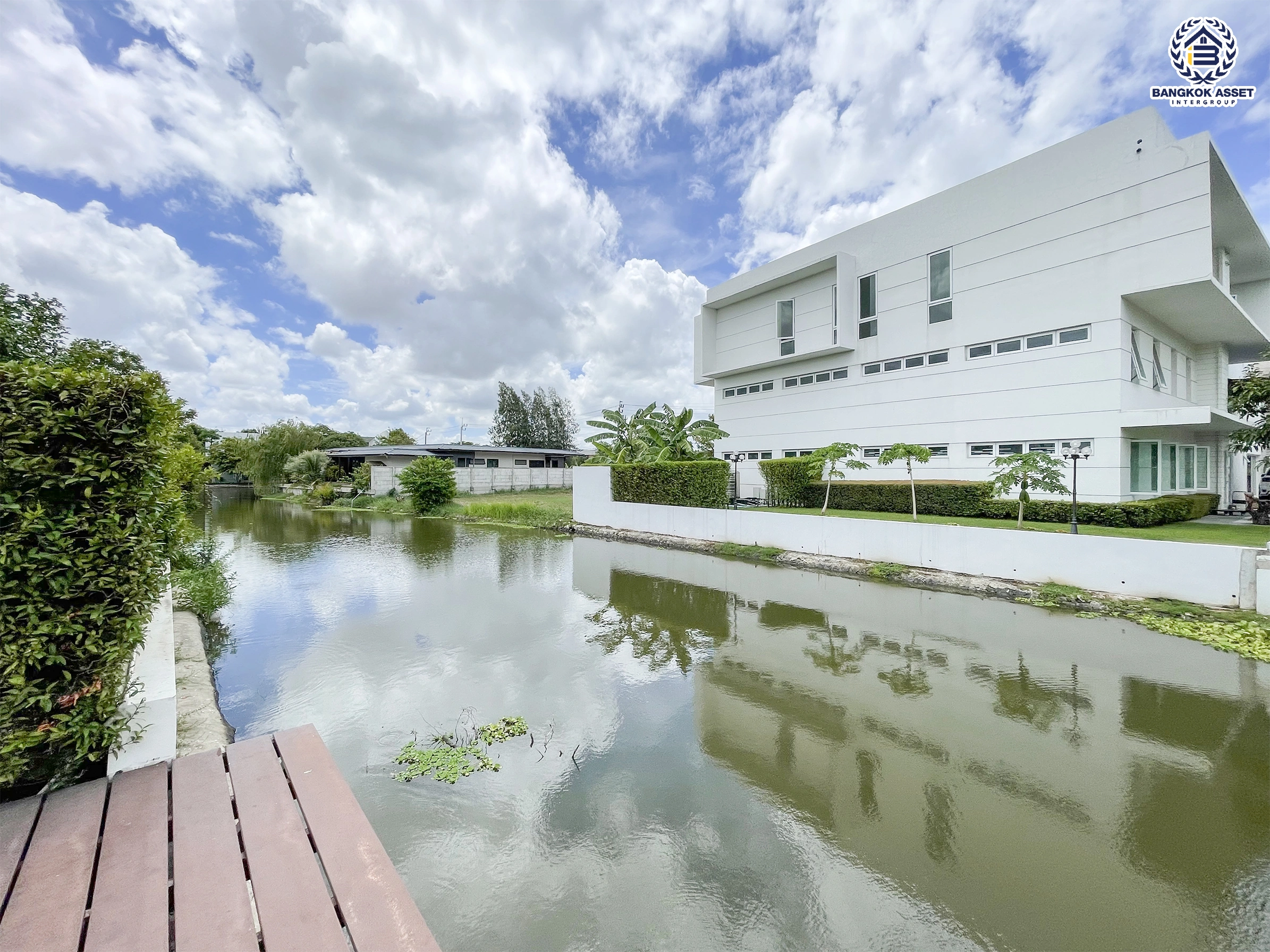 บ้านมือสอง โครงการวินด์มิลล์พาร์ค บางนา-ตราด บ้านเดี่ยวหลังใหญ่ 2 ชั้น บ้านมุม พื้นที่กว้างระดับพรีเมียม 4 ห้องนอน 6 ห้องน้ำ จอดรถ 8 คัน ที่ดิน 256 ตร.ว. โครงการมีทะเลสาบ ส่วนกลางครบ ทำเลดีใกล้เมกาบางนา เซ็นทรัลบางนา ทางด่วนบูรพาวิถี เดินทางสะดวก