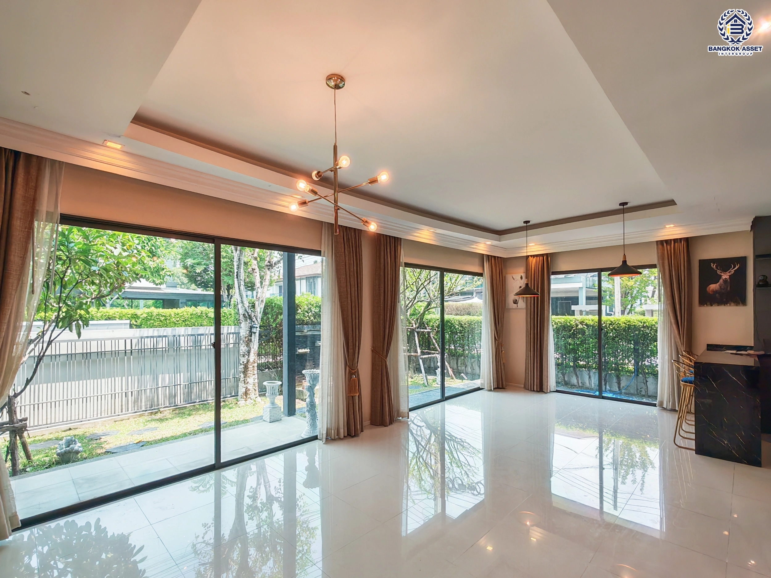 บ้านมือสอง โครงการ พาร์ค ริเวอร์เดล เนื้อที่กว้างถึง 63.80 ตร.ว. พื้นที่ใช้สอย 220 ตร.ม. ฟังก์ชันเยอะ 3 ห้องนอน 3 ห้องน้ำ 2 ที่จอดรถ ใกล้แหล่งอำนวยความสะดวก เชื่อมต่อถนนติวานนท์, ถนนปทุมธานี ใกล้รถไฟฟ้าสายสีแดง "สถานีรังสิตและสถานีหลักหก" และจุดขึ้นทางด่วนอุดรรัถยา (บางปะอิน-ปากเกร็ด)