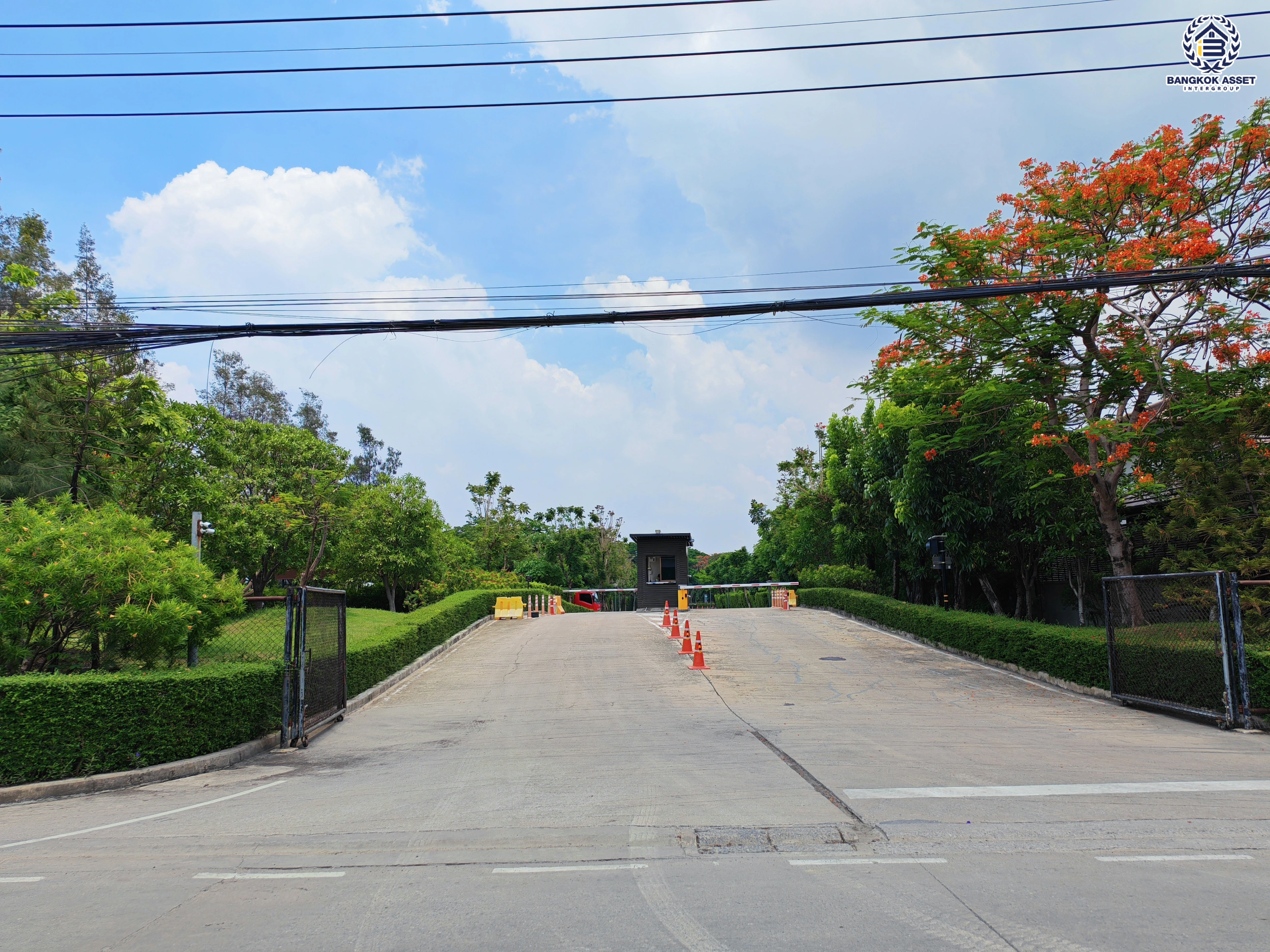 บ้านมือสอง โครงการ พาร์ค ริเวอร์เดล เนื้อที่กว้างถึง 63.80 ตร.ว. พื้นที่ใช้สอย 220 ตร.ม. ฟังก์ชันเยอะ 3 ห้องนอน 3 ห้องน้ำ 2 ที่จอดรถ ใกล้แหล่งอำนวยความสะดวก เชื่อมต่อถนนติวานนท์, ถนนปทุมธานี ใกล้รถไฟฟ้าสายสีแดง "สถานีรังสิตและสถานีหลักหก" และจุดขึ้นทางด่วนอุดรรัถยา (บางปะอิน-ปากเกร็ด)
