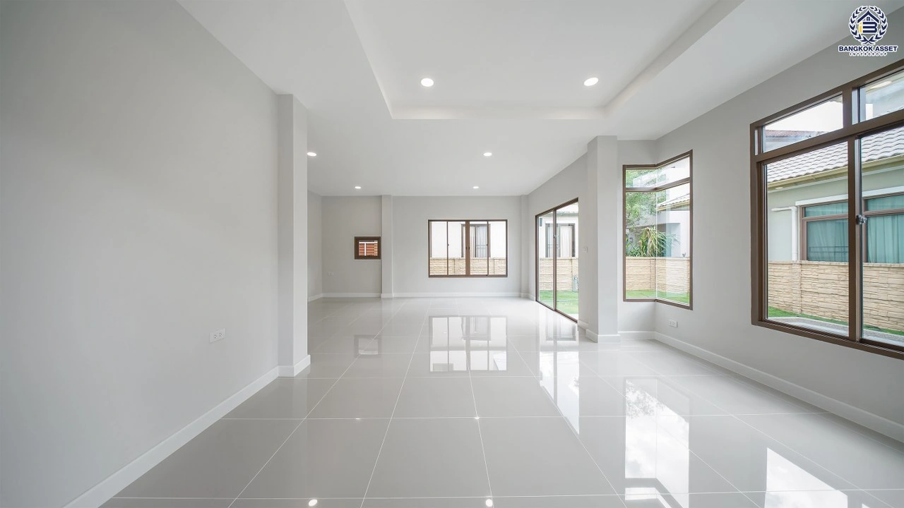 บ้านรีโนเวทใหม่ โครงการ บุราสิริ สนามบินน้ำ เนื้อที่ 66.2 ตร.ว. พื้นที่ใช้สอย 198.88 ตร.ม. ฟังก์ชัน 3 ห้องนอน 3 ห้องน้ำ จอดรถได้ 2 คัน บนทำเลเชื่อมต่อหลายส้นทาง ใกล้เซ็นทรัล นอร์ทวิลล์ และรถไฟฟ้าสายสีม่วง "สถานีแยกนนทบุรี1"