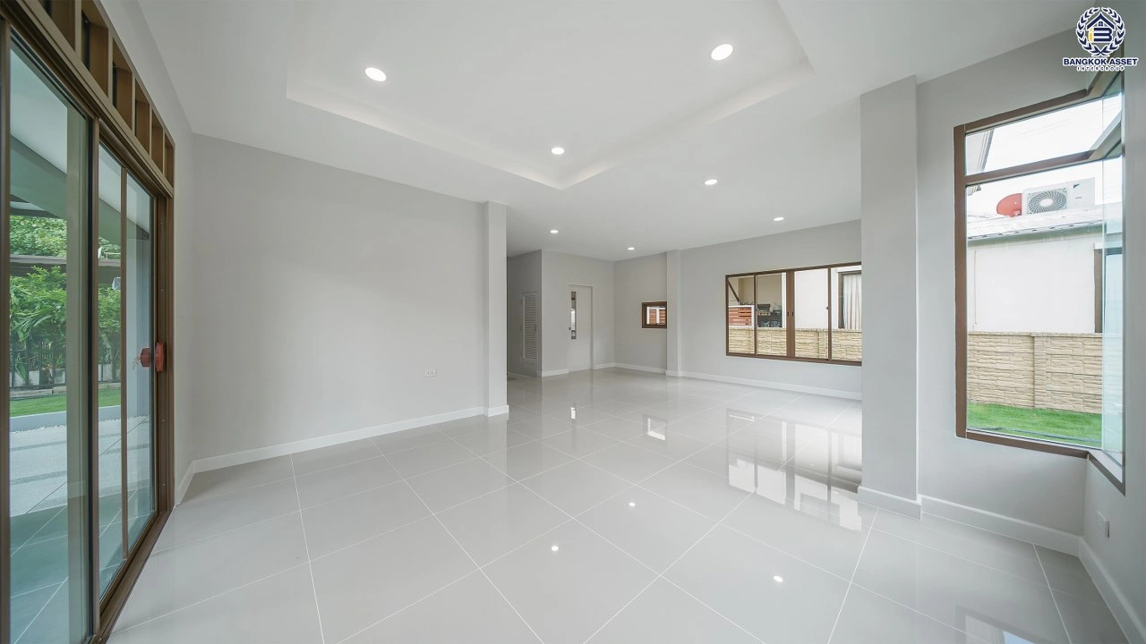 บ้านรีโนเวทใหม่ โครงการ บุราสิริ สนามบินน้ำ เนื้อที่ 66.2 ตร.ว. พื้นที่ใช้สอย 198.88 ตร.ม. ฟังก์ชัน 3 ห้องนอน 3 ห้องน้ำ จอดรถได้ 2 คัน บนทำเลเชื่อมต่อหลายส้นทาง ใกล้เซ็นทรัล นอร์ทวิลล์ และรถไฟฟ้าสายสีม่วง "สถานีแยกนนทบุรี1"