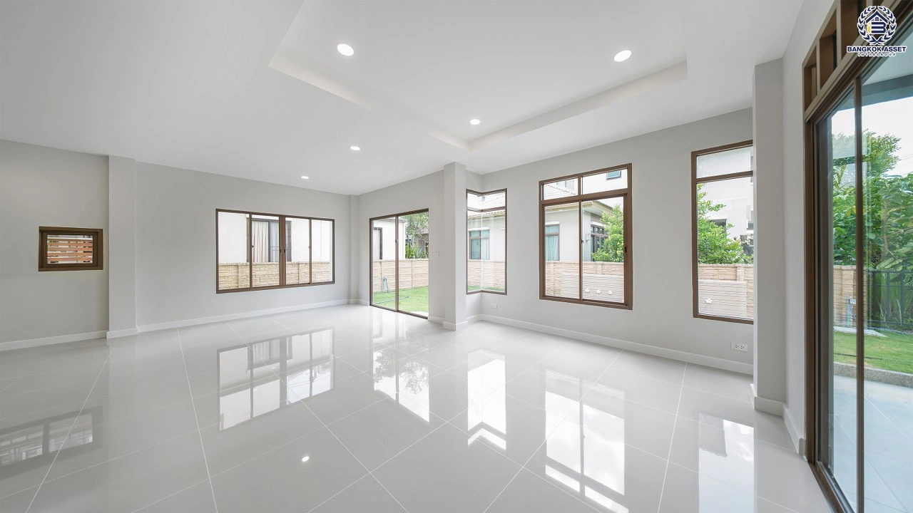 บ้านรีโนเวทใหม่ โครงการ บุราสิริ สนามบินน้ำ เนื้อที่ 66.2 ตร.ว. พื้นที่ใช้สอย 198.88 ตร.ม. ฟังก์ชัน 3 ห้องนอน 3 ห้องน้ำ จอดรถได้ 2 คัน บนทำเลเชื่อมต่อหลายส้นทาง ใกล้เซ็นทรัล นอร์ทวิลล์ และรถไฟฟ้าสายสีม่วง "สถานีแยกนนทบุรี1"