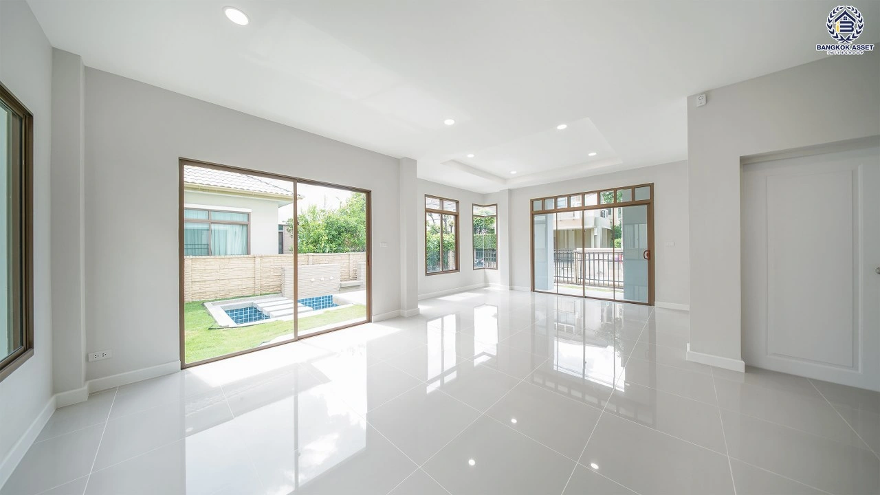 บ้านรีโนเวทใหม่ โครงการ บุราสิริ สนามบินน้ำ เนื้อที่ 66.2 ตร.ว. พื้นที่ใช้สอย 198.88 ตร.ม. ฟังก์ชัน 3 ห้องนอน 3 ห้องน้ำ จอดรถได้ 2 คัน บนทำเลเชื่อมต่อหลายส้นทาง ใกล้เซ็นทรัล นอร์ทวิลล์ และรถไฟฟ้าสายสีม่วง "สถานีแยกนนทบุรี1"