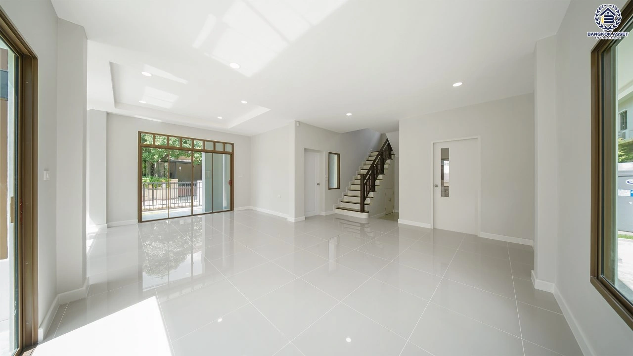 บ้านรีโนเวทใหม่ โครงการ บุราสิริ สนามบินน้ำ เนื้อที่ 66.2 ตร.ว. พื้นที่ใช้สอย 198.88 ตร.ม. ฟังก์ชัน 3 ห้องนอน 3 ห้องน้ำ จอดรถได้ 2 คัน บนทำเลเชื่อมต่อหลายส้นทาง ใกล้เซ็นทรัล นอร์ทวิลล์ และรถไฟฟ้าสายสีม่วง "สถานีแยกนนทบุรี1"