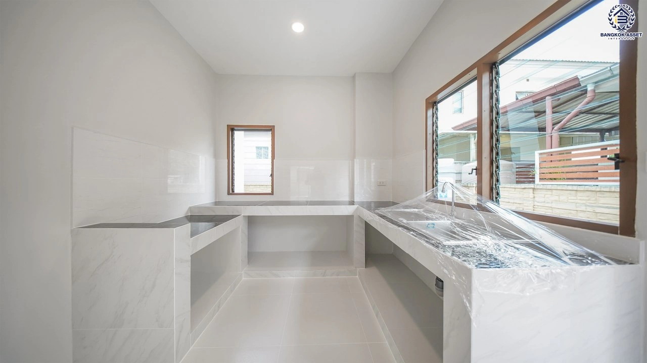 บ้านรีโนเวทใหม่ โครงการ บุราสิริ สนามบินน้ำ เนื้อที่ 66.2 ตร.ว. พื้นที่ใช้สอย 198.88 ตร.ม. ฟังก์ชัน 3 ห้องนอน 3 ห้องน้ำ จอดรถได้ 2 คัน บนทำเลเชื่อมต่อหลายส้นทาง ใกล้เซ็นทรัล นอร์ทวิลล์ และรถไฟฟ้าสายสีม่วง "สถานีแยกนนทบุรี1"