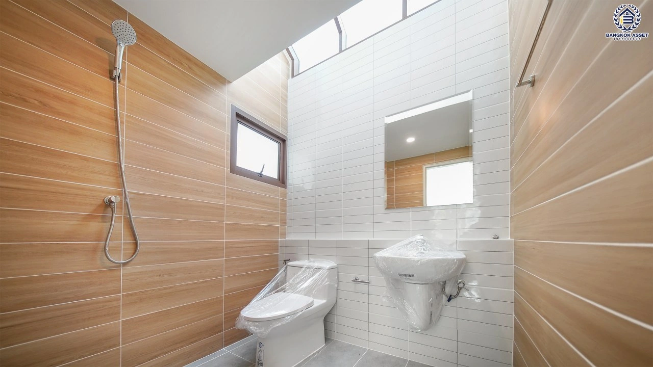 บ้านรีโนเวทใหม่ โครงการ บุราสิริ สนามบินน้ำ เนื้อที่ 66.2 ตร.ว. พื้นที่ใช้สอย 198.88 ตร.ม. ฟังก์ชัน 3 ห้องนอน 3 ห้องน้ำ จอดรถได้ 2 คัน บนทำเลเชื่อมต่อหลายส้นทาง ใกล้เซ็นทรัล นอร์ทวิลล์ และรถไฟฟ้าสายสีม่วง "สถานีแยกนนทบุรี1"
