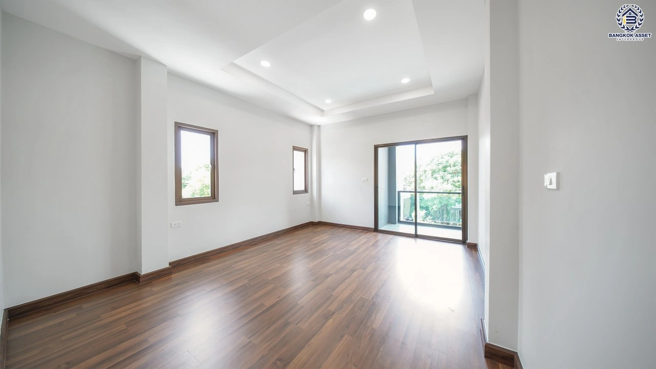 บ้านรีโนเวทใหม่ โครงการ บุราสิริ สนามบินน้ำ เนื้อที่ 66.2 ตร.ว. พื้นที่ใช้สอย 198.88 ตร.ม. ฟังก์ชัน 3 ห้องนอน 3 ห้องน้ำ จอดรถได้ 2 คัน บนทำเลเชื่อมต่อหลายส้นทาง ใกล้เซ็นทรัล นอร์ทวิลล์ และรถไฟฟ้าสายสีม่วง "สถานีแยกนนทบุรี1"