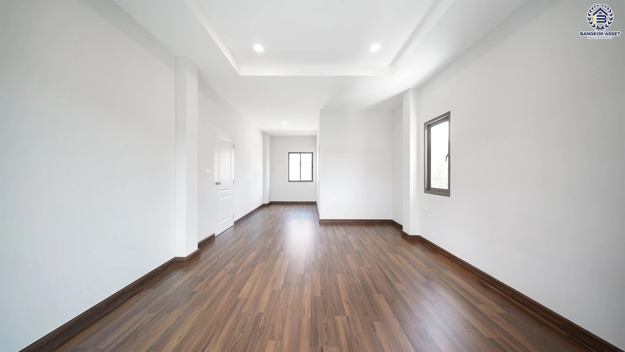 บ้านรีโนเวทใหม่ โครงการ บุราสิริ สนามบินน้ำ เนื้อที่ 66.2 ตร.ว. พื้นที่ใช้สอย 198.88 ตร.ม. ฟังก์ชัน 3 ห้องนอน 3 ห้องน้ำ จอดรถได้ 2 คัน บนทำเลเชื่อมต่อหลายส้นทาง ใกล้เซ็นทรัล นอร์ทวิลล์ และรถไฟฟ้าสายสีม่วง "สถานีแยกนนทบุรี1"