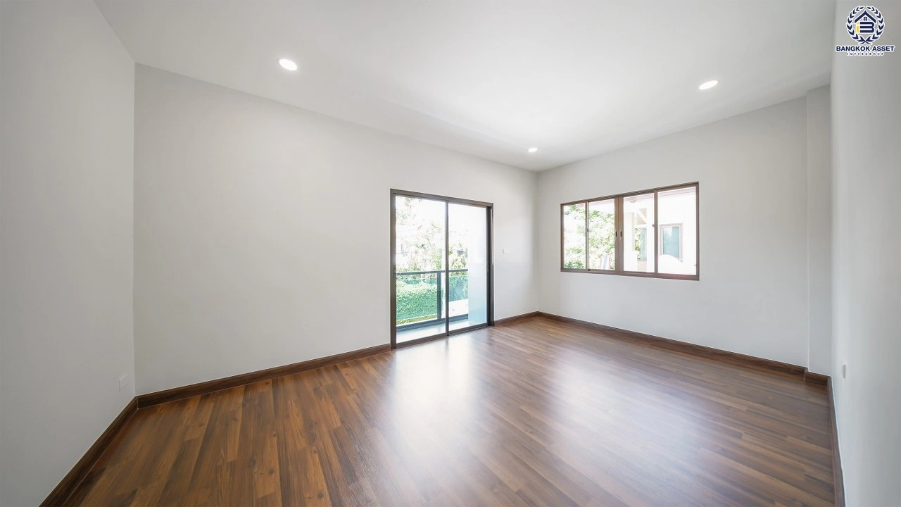 บ้านรีโนเวทใหม่ โครงการ บุราสิริ สนามบินน้ำ เนื้อที่ 66.2 ตร.ว. พื้นที่ใช้สอย 198.88 ตร.ม. ฟังก์ชัน 3 ห้องนอน 3 ห้องน้ำ จอดรถได้ 2 คัน บนทำเลเชื่อมต่อหลายส้นทาง ใกล้เซ็นทรัล นอร์ทวิลล์ และรถไฟฟ้าสายสีม่วง "สถานีแยกนนทบุรี1"