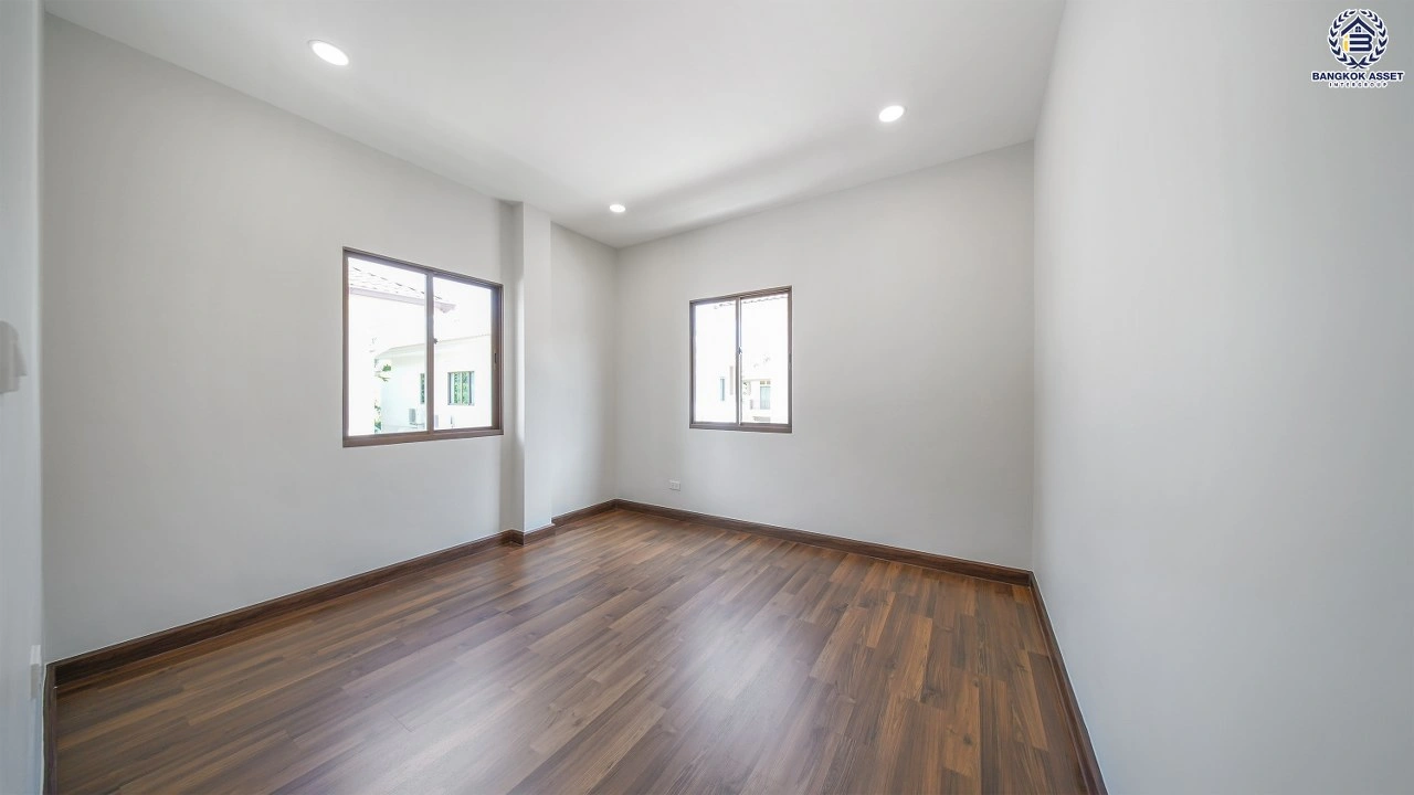 บ้านรีโนเวทใหม่ โครงการ บุราสิริ สนามบินน้ำ เนื้อที่ 66.2 ตร.ว. พื้นที่ใช้สอย 198.88 ตร.ม. ฟังก์ชัน 3 ห้องนอน 3 ห้องน้ำ จอดรถได้ 2 คัน บนทำเลเชื่อมต่อหลายส้นทาง ใกล้เซ็นทรัล นอร์ทวิลล์ และรถไฟฟ้าสายสีม่วง "สถานีแยกนนทบุรี1"