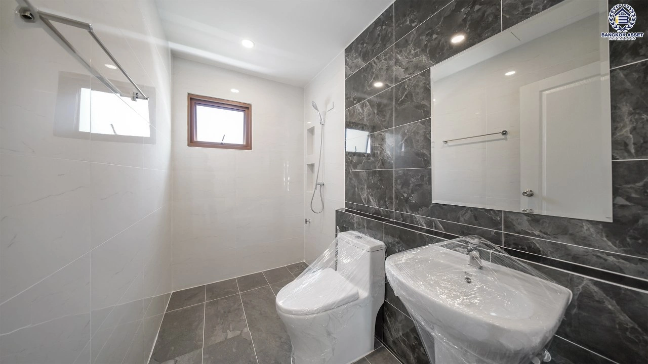 บ้านรีโนเวทใหม่ โครงการ บุราสิริ สนามบินน้ำ เนื้อที่ 66.2 ตร.ว. พื้นที่ใช้สอย 198.88 ตร.ม. ฟังก์ชัน 3 ห้องนอน 3 ห้องน้ำ จอดรถได้ 2 คัน บนทำเลเชื่อมต่อหลายส้นทาง ใกล้เซ็นทรัล นอร์ทวิลล์ และรถไฟฟ้าสายสีม่วง "สถานีแยกนนทบุรี1"