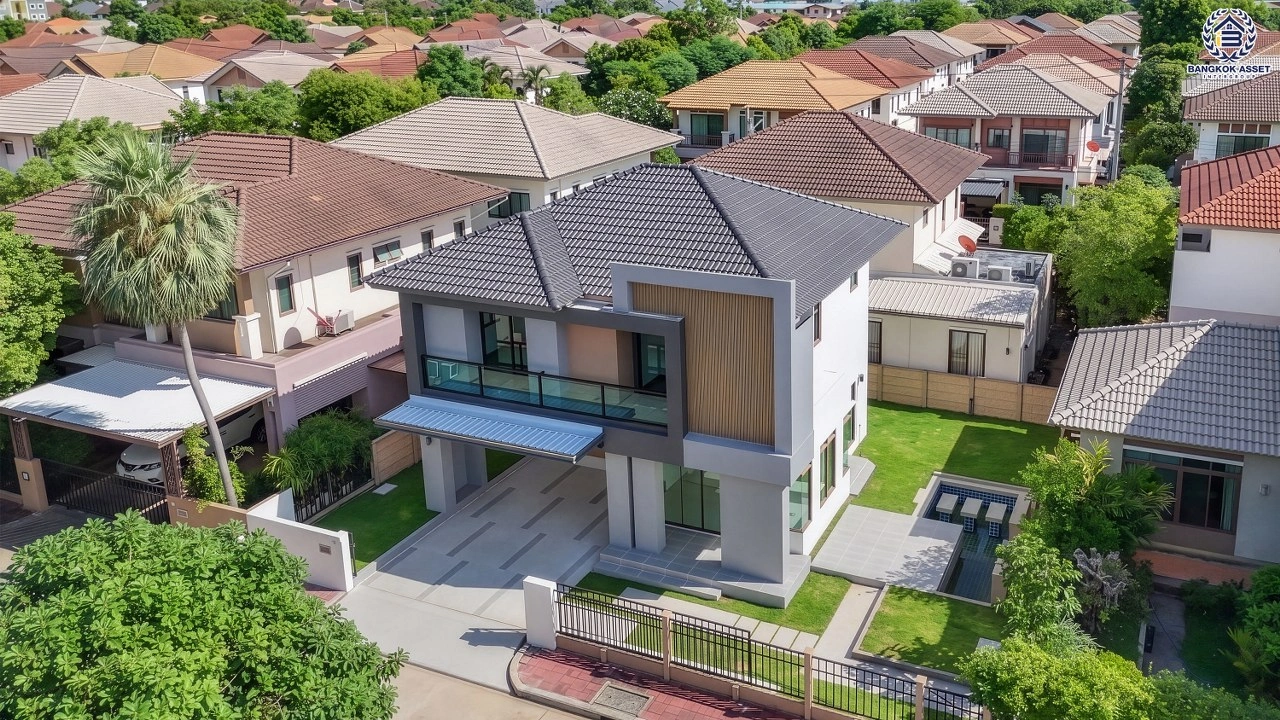บ้านรีโนเวทใหม่ โครงการ บุราสิริ สนามบินน้ำ เนื้อที่ 66.2 ตร.ว. พื้นที่ใช้สอย 198.88 ตร.ม. ฟังก์ชัน 3 ห้องนอน 3 ห้องน้ำ จอดรถได้ 2 คัน บนทำเลเชื่อมต่อหลายส้นทาง ใกล้เซ็นทรัล นอร์ทวิลล์ และรถไฟฟ้าสายสีม่วง "สถานีแยกนนทบุรี1"